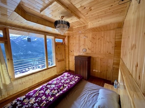 Interior - Oh Yaara (Tosh)