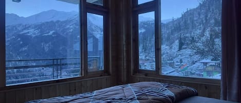 Deluxe Double Room, 1 King Bed, Balcony, Mountain View | Free WiFi