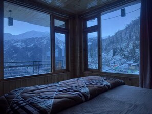 Habitación doble Deluxe, 1 cama King size, balcón, vista a la montaña | Wifi gratis 