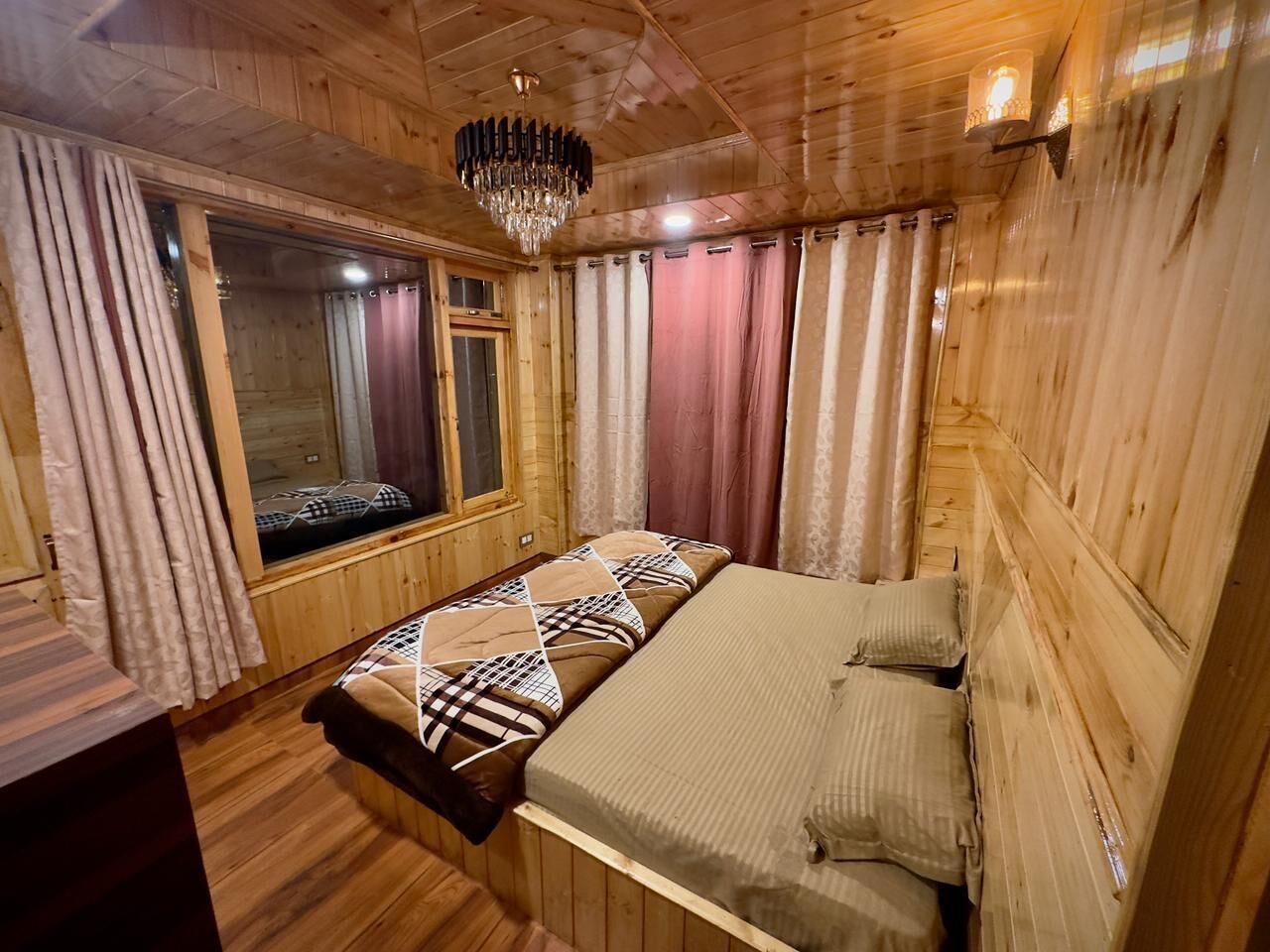 デラックス ダブルルーム キングベッド 1 台 バルコニー マウンテンビュー | WiFi (無料)