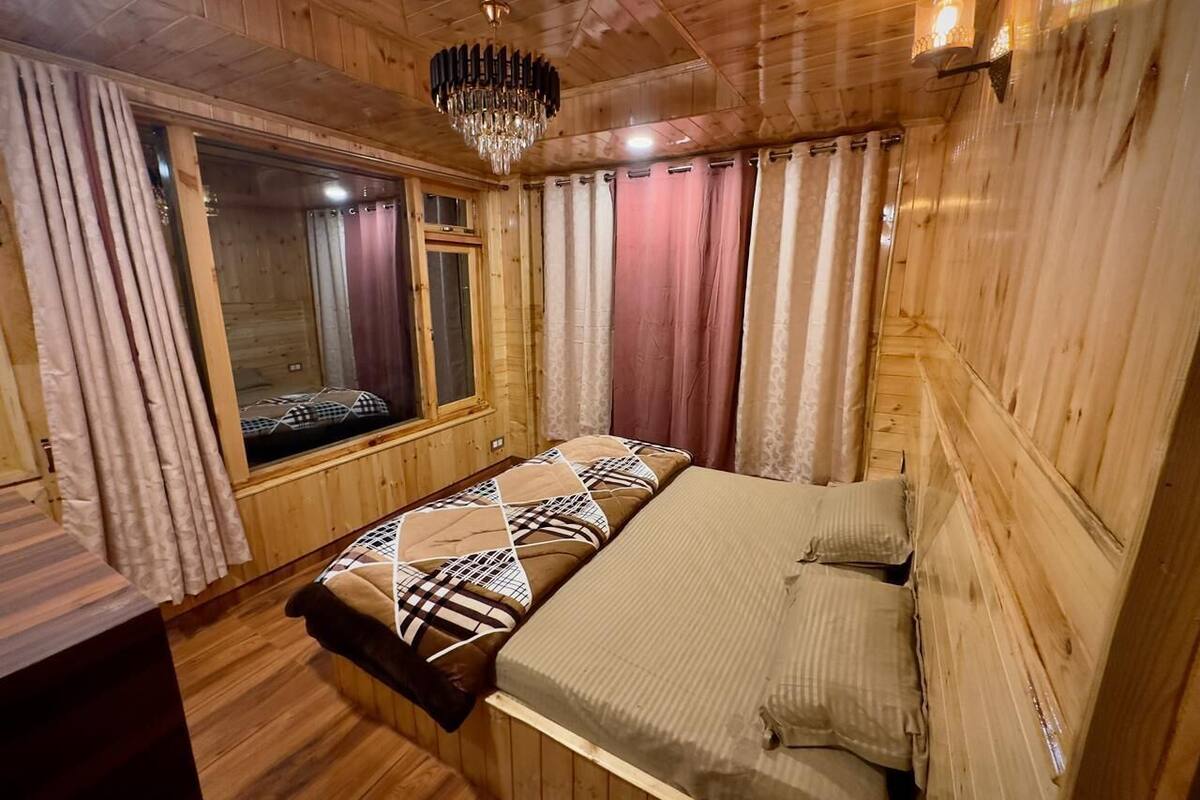 Deluxe Double Room, 1 King Bed, Balcony, Mountain View | Free WiFi