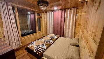 Deluxe Double Room, 1 King Bed, Balcony, Mountain View | Free WiFi