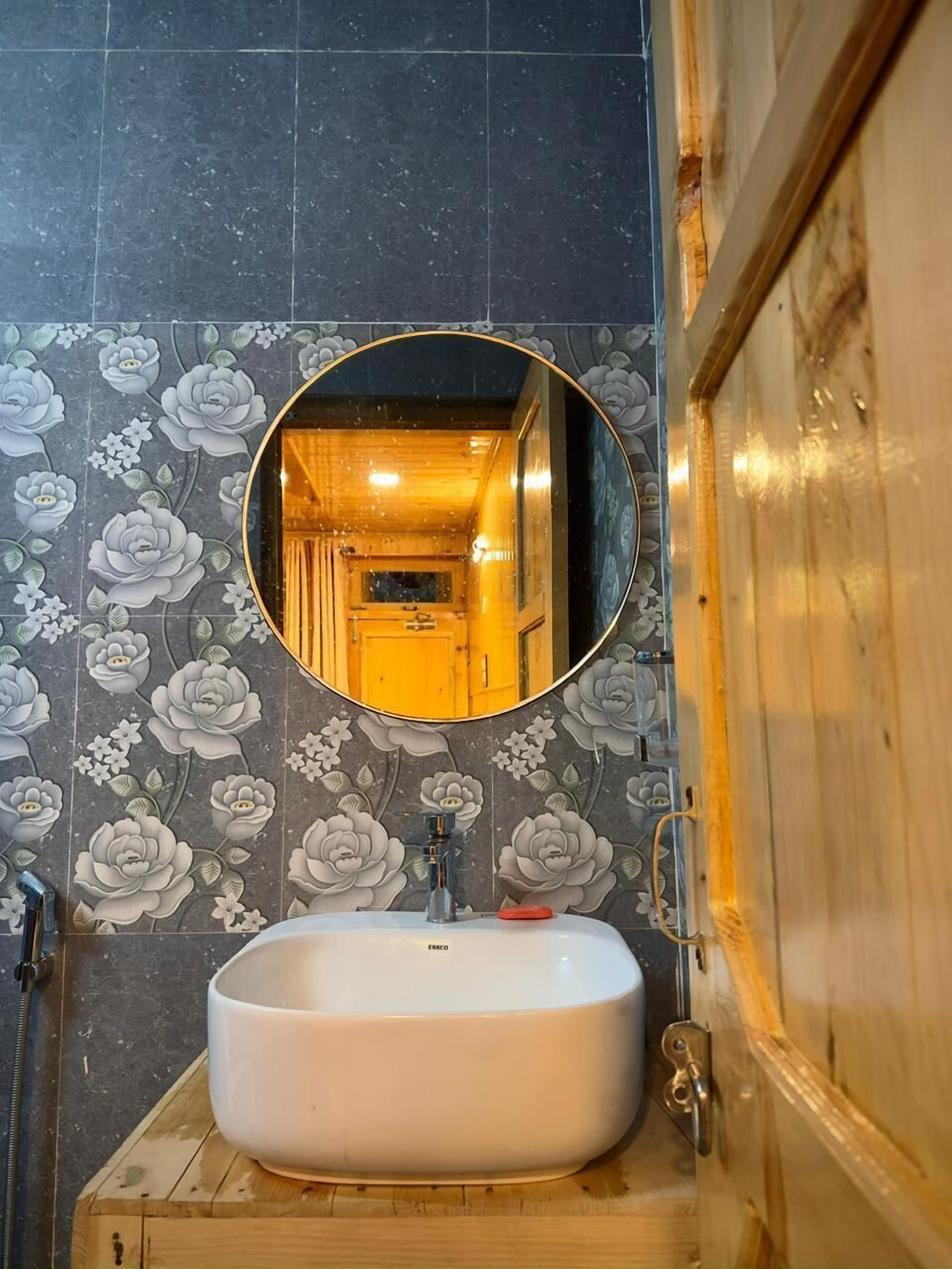 Chambre Double Deluxe, 1 très grand lit, balcon, vue montagne | Salle de bain