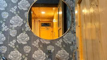 Chambre Double Deluxe, 1 trĂšs grand lit, balcon, vue montagne | Salle de bain