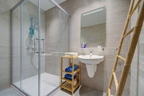 Sèche-cheveux, serviettes fournies, papier toilette