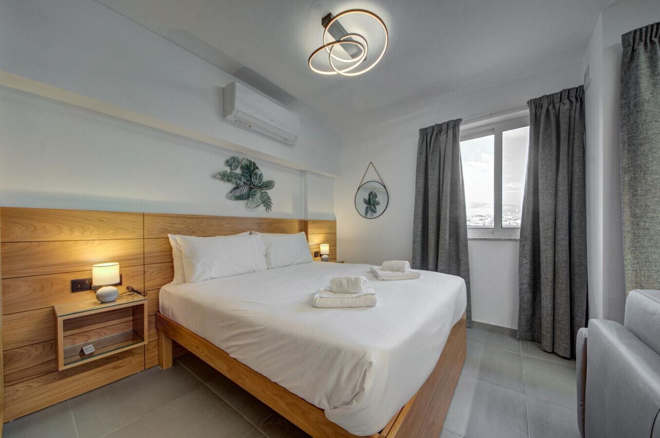 Työpöytä, silitysrauta/-lauta, vauvan matkasänky, Wi-Fi