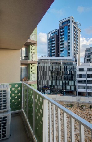 Property grounds - Central 1BR Studio Near St. Julian’s Hotspots w/AC (St. Julian`s)