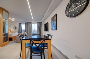 Dining - Central 1BR Studio Near St. Julian’s Hotspots w/AC (St. Julian`s)