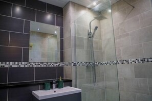 Shower, hair dryer, towels, toilet paper - Manchester City Centre Apartment (Salford)