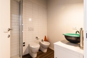 Maisonette, Küche, Stadtblick | Badezimmer