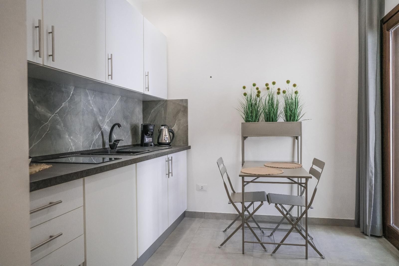 Microonde, piano cottura, macchina per tè/caffè