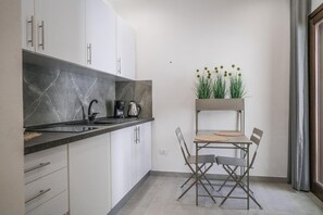 Microondas, parrilla de estufa y cafetera y tetera 