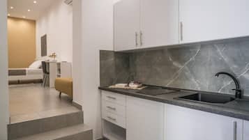 Microonde, piano cottura, macchina per tè/caffè