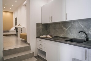 Mikrobølgeovn, kokeplater og kaffetrakter/tekoker