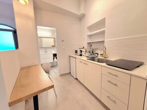 Basic-Doppelzimmer | Eigene Küche | Kühlschrank, Mikrowelle, Herdplatte, Kochgeschirr/Geschirr/Besteck