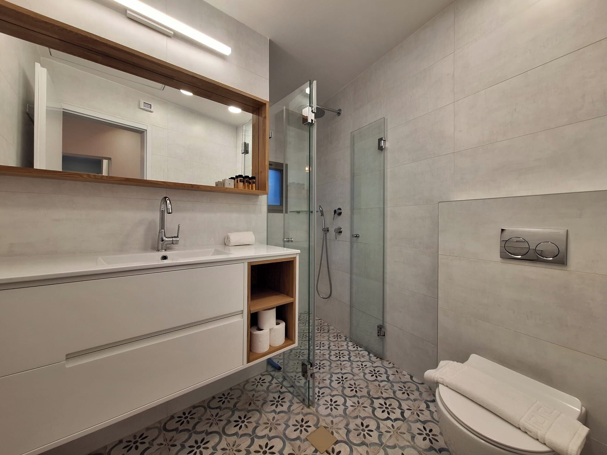 Basic Double Room | Bathroom | Shower, free toiletries, hair dryer, towels