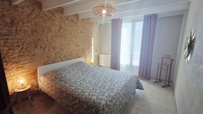 Tabla de planchar con plancha, internet y ropa de cama 