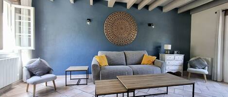 Smart-tv, tafelvoetbal, een tafeltennistafel en boeken