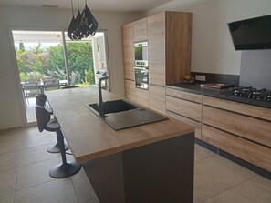 Fridge, microwave, oven, stovetop - Rental house with swimming pool in provence on the commune of Gargas (Gargas)