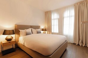 Tabla de planchar con plancha, wifi y ropa de cama 