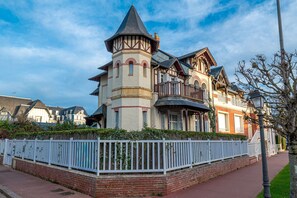 Exterior - "Le Mogador", Beach & Casino 2min away (Deauville)