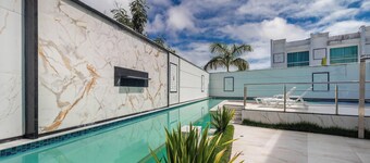 Aptos em Condo. c/ Piscina a 400 m da Praia