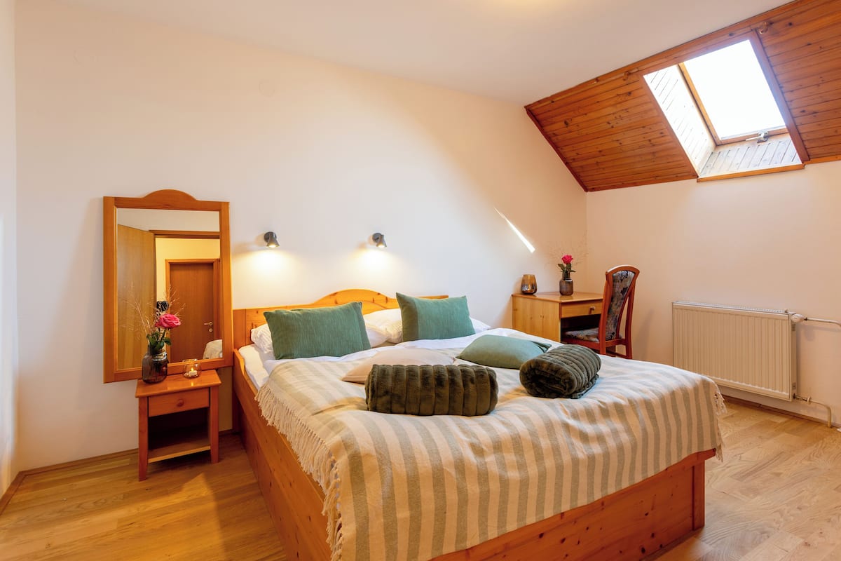 Suite, Mountain View | In-room safe, desk, soundproofing, free WiFi