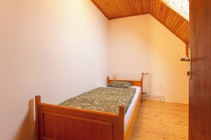 Economy Triple Room, Mountain View | In-room safe, desk, soundproofing, free WiFi - POHORSKI DOM (Maribor)