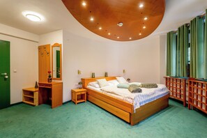 Superior-Dreibettzimmer, Bergblick | Zimmersafe, Schreibtisch, schallisolierte Zimmer, kostenloses WLAN