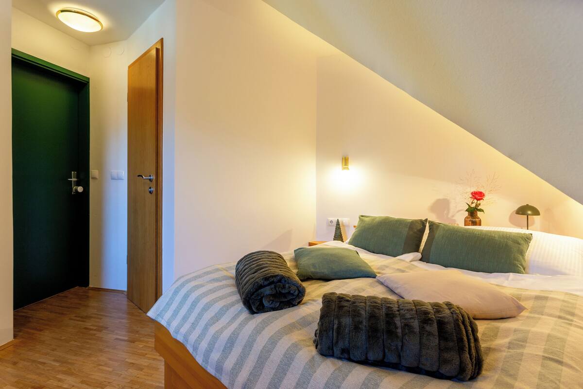 In-room safe, desk, soundproofing, WiFi (free)