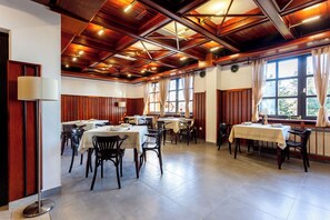 Reception - POHORSKI DOM (Maribor)