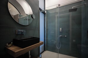 Habitació doble Deluxe, vistes a la ciutat | Bany | Dutxa, articles de tocador gratuïts, assecador de cabells i tovalloles 