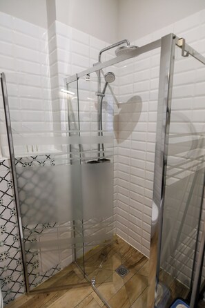 Shower, hair dryer, towels, soap - Nomad Nook in Vallecas Seasonal (Madrid)