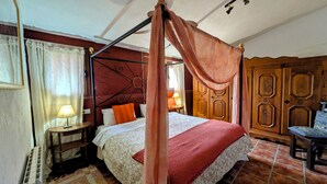 Room - Chestnut Apartment Four Poster (Vélez-Rubio)
