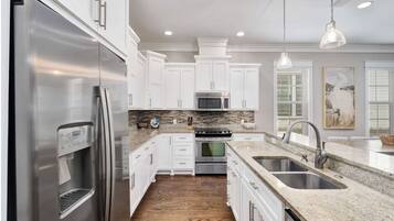 Een magnetron, een oven, een kookplaat, een vaatwasser