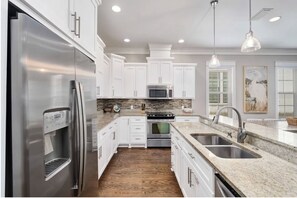 Micro-ondes, four, plaque de cuisson, lave-vaisselle