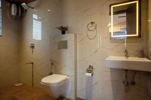 Douche, serviettes fournies, papier de toilette