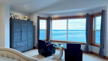 4 bedrooms, desk, iron/ironing board, WiFi