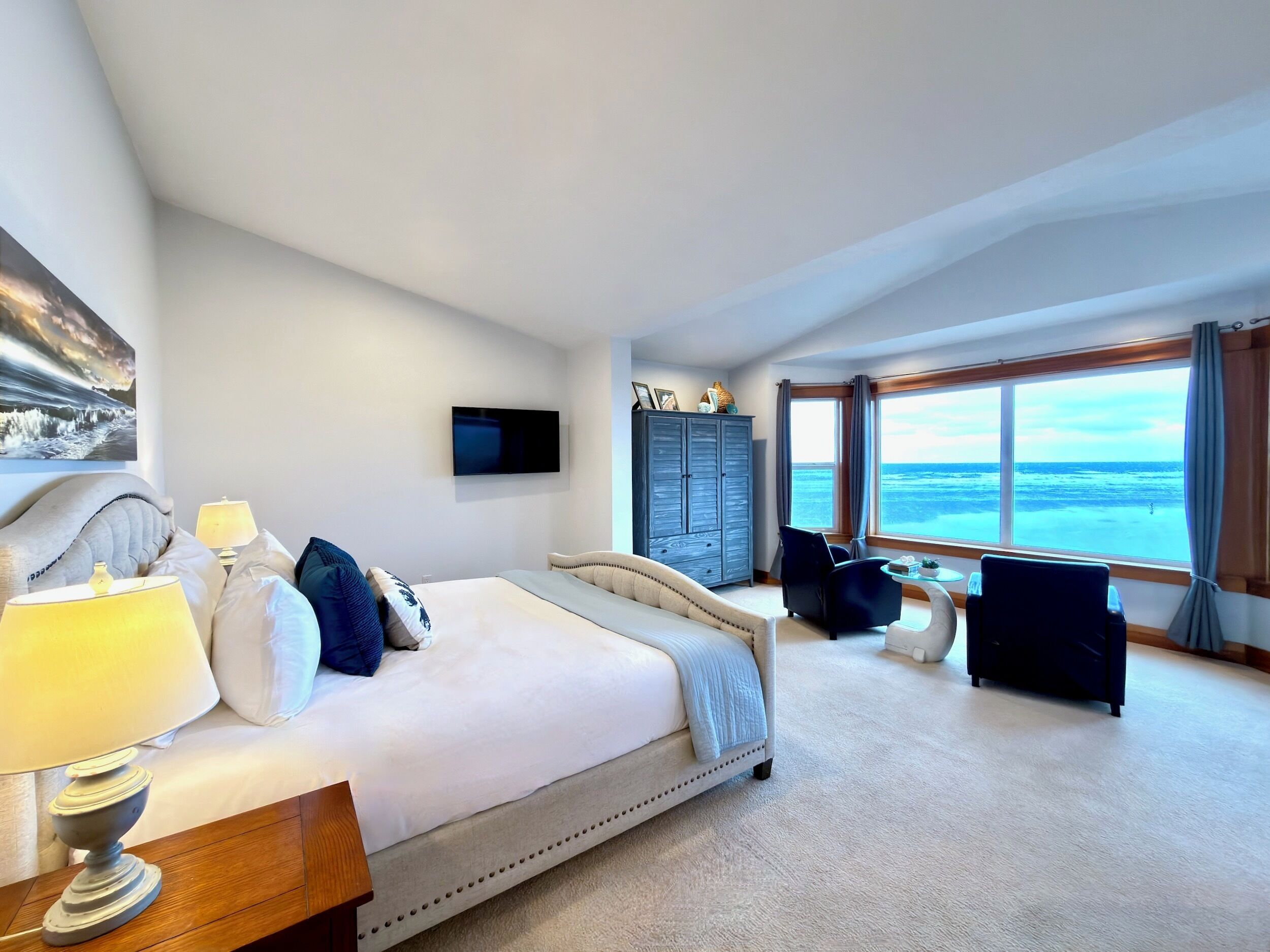 Desk, iron/ironing board, WiFi, bed sheets