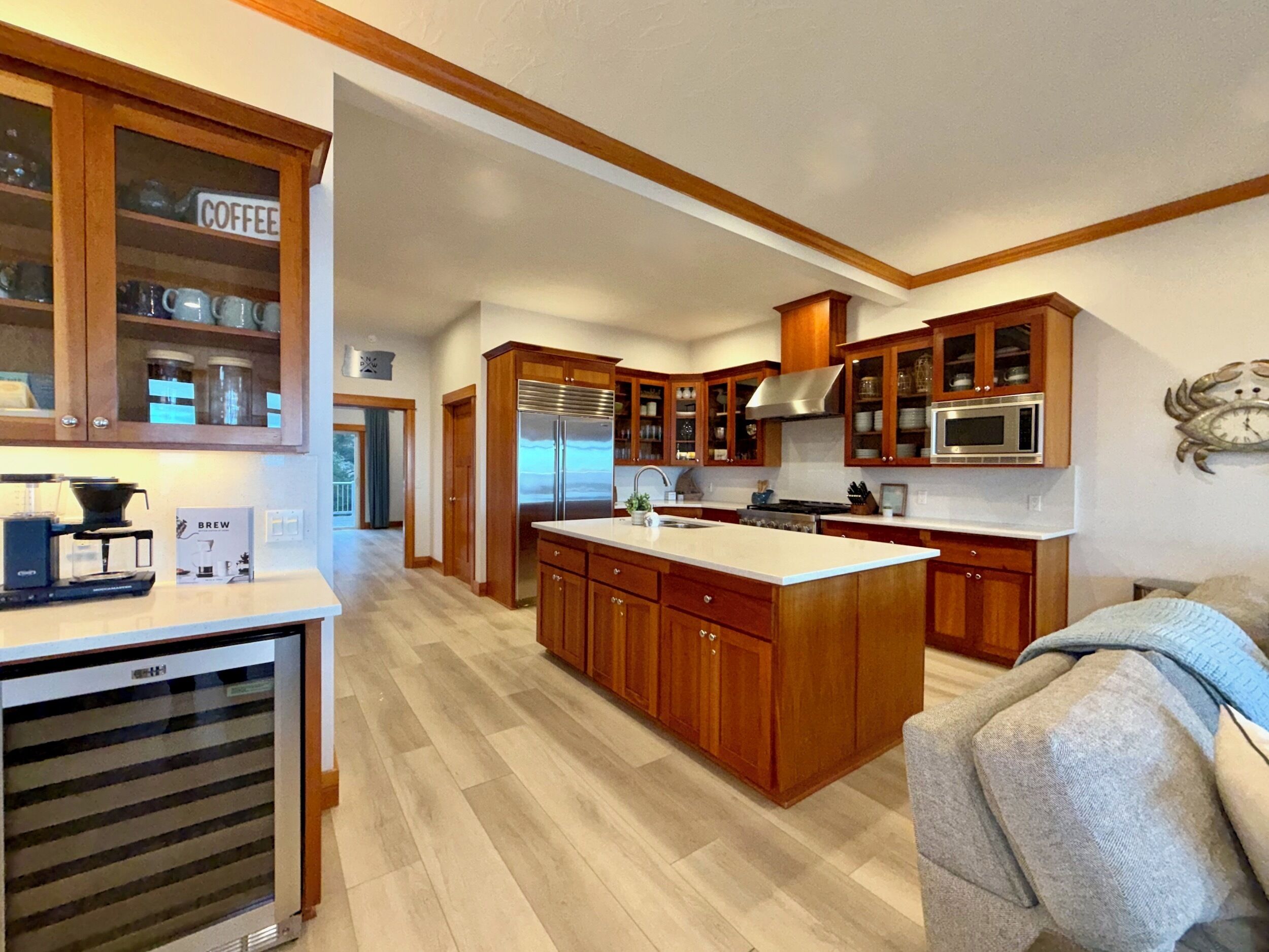 Jääkaappi, mikroaaltouuni, uuni, liesi