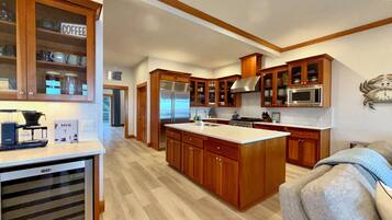 Jääkaappi, mikroaaltouuni, uuni, liesi