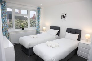 Room - Spacious 6 Bedroom Home With Dedicated Office & Private Parking for 2-3 Cars (London)