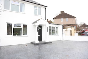 Exterior - Spacious 6 Bedroom Home With Dedicated Office & Private Parking for 2-3 Cars (London)
