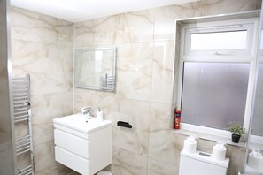 Bathroom - Spacious 6 Bedroom Home With Dedicated Office & Private Parking for 2-3 Cars (London)