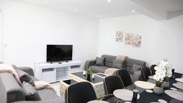 House, 6 Bedrooms, Patio | Living room