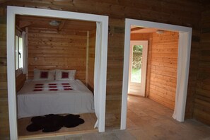 WiFi, bed sheets - Quietly located chalet in a communal garden, on the river Waal. (Dreumel)