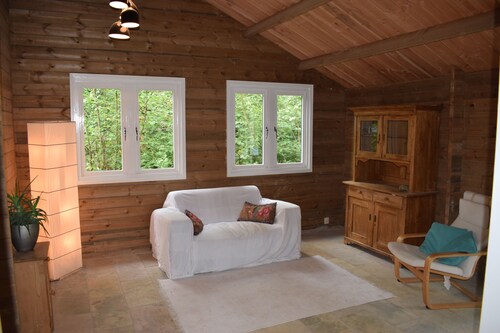 Quietly located chalet in a communal garden, on the river Waal.