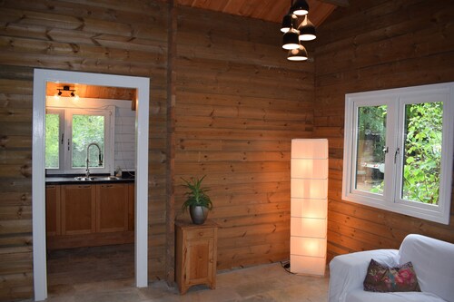 Quietly located chalet in a communal garden, on the river Waal.