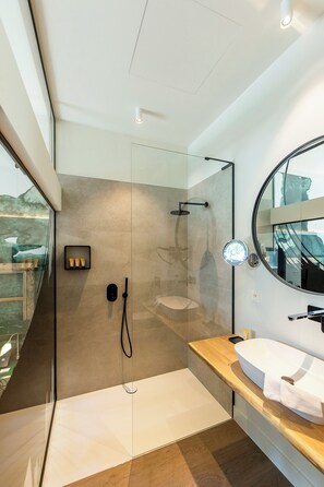 A modern bathroom with a glass-enclosed shower, a wooden vanity, and a large mirror. - Barefoodgiulia (Hasselt)