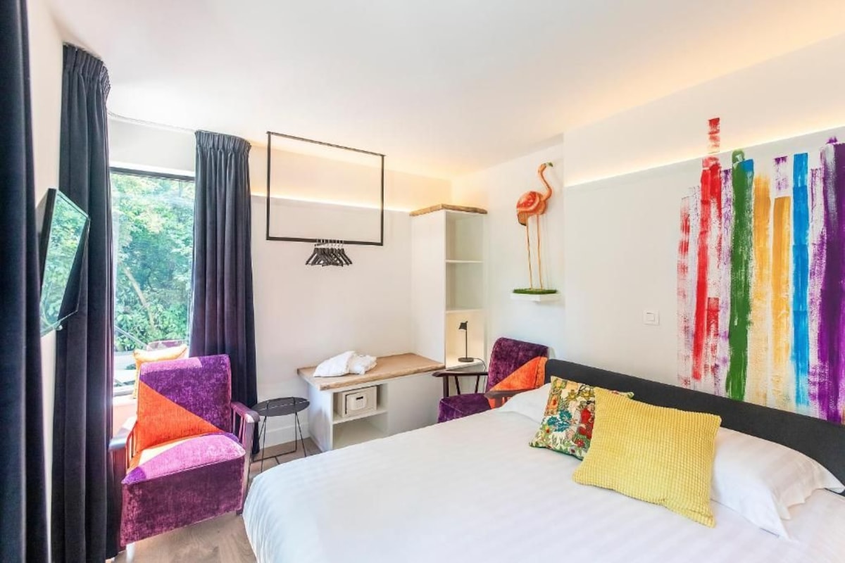 Kamar Double, pemandangan halaman | Brankas, meja kerja, ruang kerja ramah laptop, dan tirai kedap cahaya
